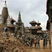 नेपाल में भूकंप से तबाह मंदिर के आस पास से मलबा ह़टाते राहत कर्मी